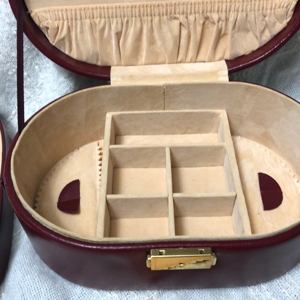 VINTAGE ‘WOLF’ LOCKING LEATHER JEWELRY TRAVEL CASE